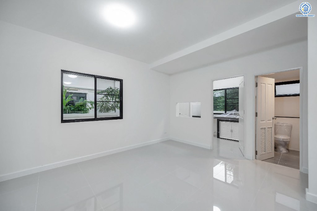 บ้านมือสองตกแต่งใหม่ โครงการ โมดิวิลล่า บางบัวทอง บ้านแฝดสไตล์โมเดิร์น เนื้อที่ 41.2 ตร.ว. ฟังก์ชัน 3 ห้องนอน 2 ห้องน้ำ จอดรถได้ 2 คัน พร้อมอยู่ บนทำเลติดถนนกาญจนาภิเษก ใกล้เซ็นทรัลเวสต์เกต และรถไฟฟ้าสถานี "คลองบางไผ่"...